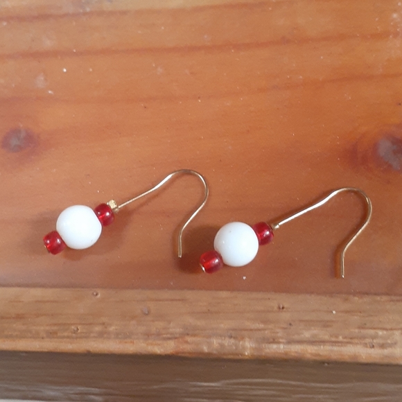 NWT Handcrafted Red & White Drop Earrings Set - Picture 2 of 5